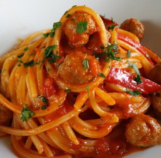 Bigoli & Polpette (5) de viande (bœuf, veau et cochon) pâtes fraiches en onctueuse sauce tomate à parfume' à l'origan, huile d'olive extra vierge et persil. Un grand classique de la maison, n'hésite pas!