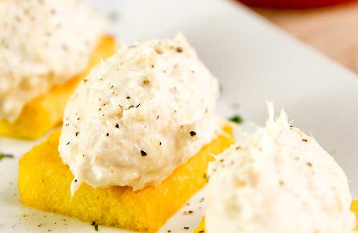 Baccala' Mantecato à la Veneziana, spécialité de la maison, préparé à la main, selon la tradition. Brandade de morue typique, servi froid,  garni avec Polenta grillé. Un incontournable de la maison.