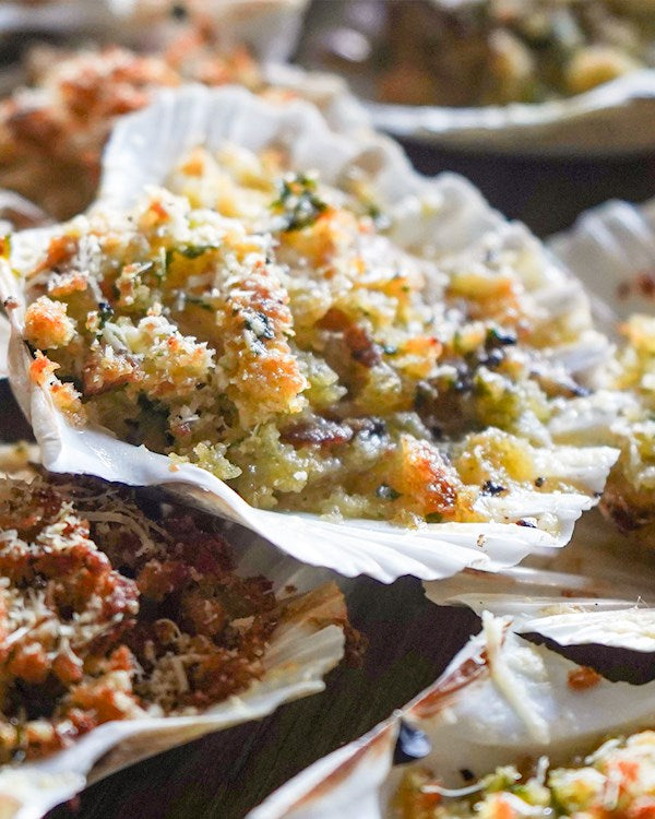 Capesante Gratinate. Coquilles St Jacque Gratinée au four, avec herbes fraîches,ail, huile d'olive extra vierge, Grana. Spécialité maison typique de la cuisine Veneziana.
