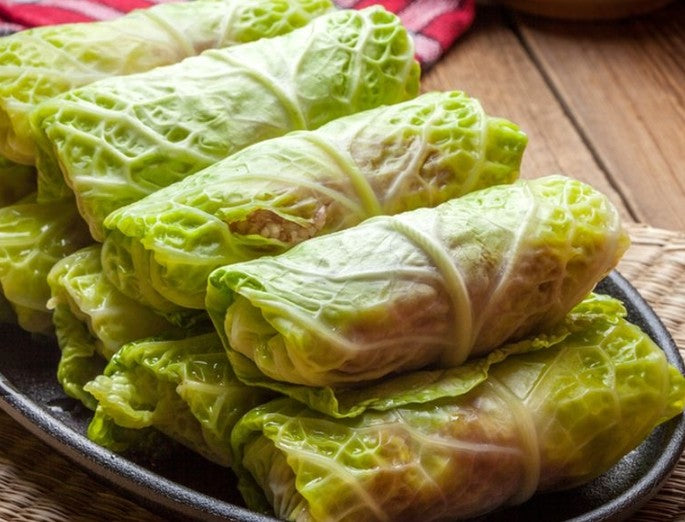 " Capunet " spécialité Piemontese prépare à la main. Feuilles de chou farci avec viande haché (Bœuf, Cochon, Veau), fromage Grana, Œufs,herbes fraîches)