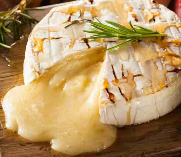 Tomino Grillé (100% végétarien) fromage de vache traditionnel garni avec Champignons et Cèpes "trifolati" ou garni avec oignons "Boretane" AOP confits au vinaigre balsamique