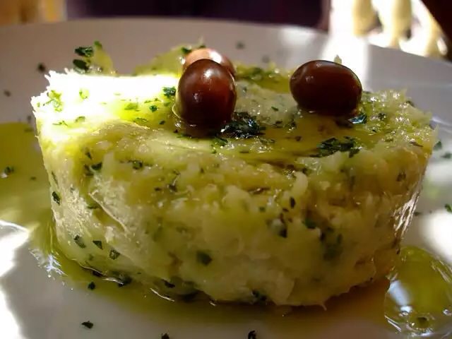 Brandacujun de la Maison, spécialité de la région Liguria, prépare à la main. Avec Baccalà, pdt, pignons de pin et huile de Olive extra Vierge.