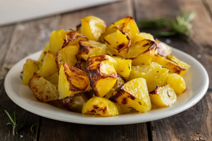 Entrecote (220g) grillé sur la fonte, parfumé au Romarin, Garni avec Pommes de terres roti au four