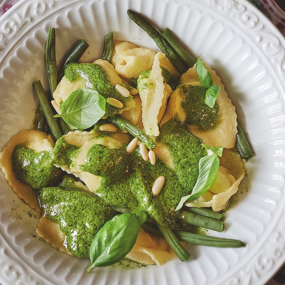 Ravioli farcie à la Borragine Bourrache, sauce Pesto Genovese, avec haricots verts et Pommes de terres.