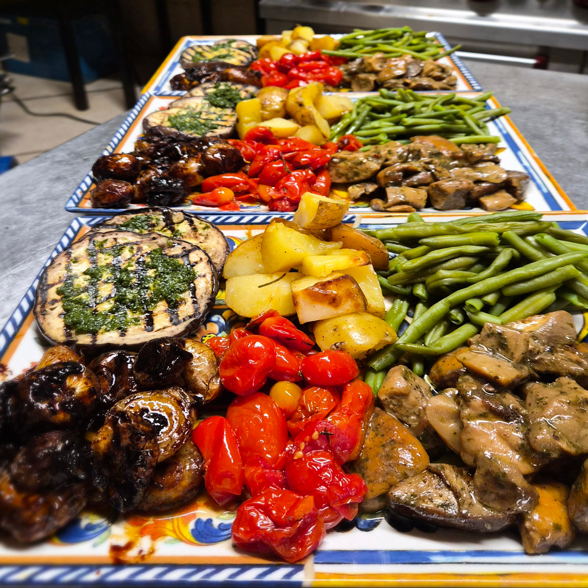 Verdure Miste, grande asiette de légumes mixte du jour compose avec Tomates Datterino confits au four, Ognons d'ete' braisée au vinaigre Balsamique, Aubergines Perlina braisée, haricots verts, pommes de terres roti, Cèpes  Porcini Trifolati. 100g % vegan