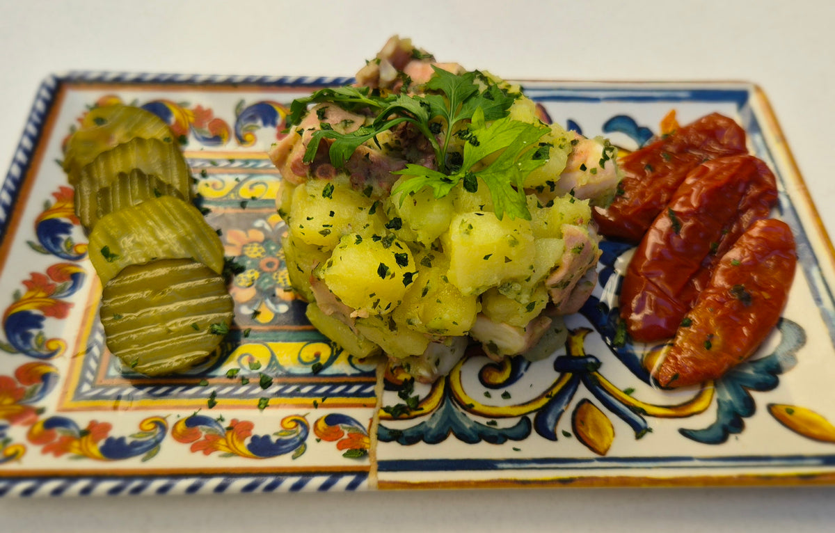 Polipo&Patate. Poulpe & Pommes de Terres, parfumé avec huile d'olive extra vierge, persil et jus de citron.
