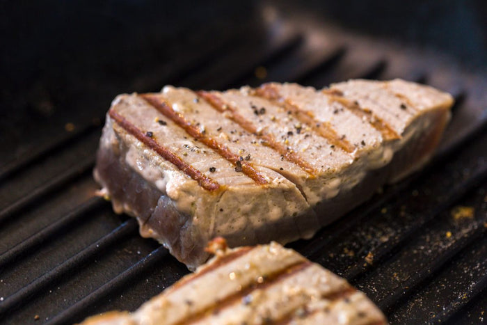Entrecote 220g de Thon, Grillé sur la fonte. Parfumé avec huile d'olive extra vierge
