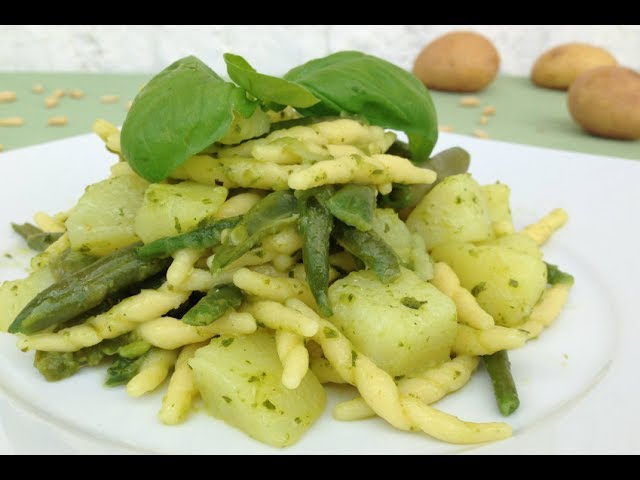 Ravioli del Plin, farci avec Bœuf , Épinards et Parmigiano, sauce Pesto Genovese avec haricots verts et pommes de terres
