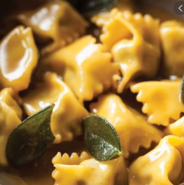 Ravioli " del Plin " traditionnel du Piemonte, farci avec bœuf "arrosto" et légumes verts d'hiver. Sauce au beurre et Sauge