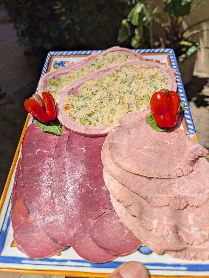 Tris de viandes froides, composé avec Girello de Veau, bresaola de Boeuf et "Cima Ligure" de veau et cochon, farci avec omelette.