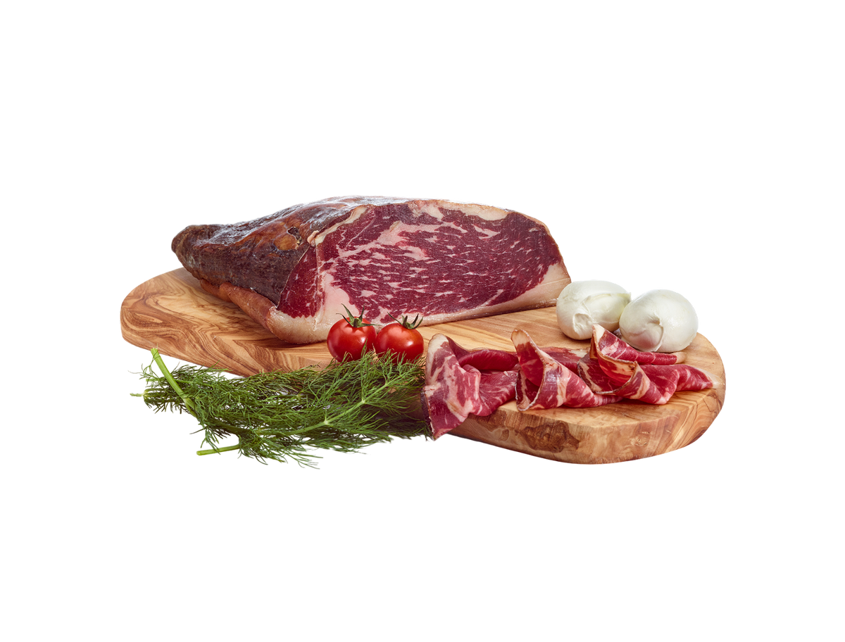 Jambon de Bœuf, délicatement fumé avec bois résineux, et herbes de montagne. Plat froid très gourmand et léger, a conseiller sans hésitation.