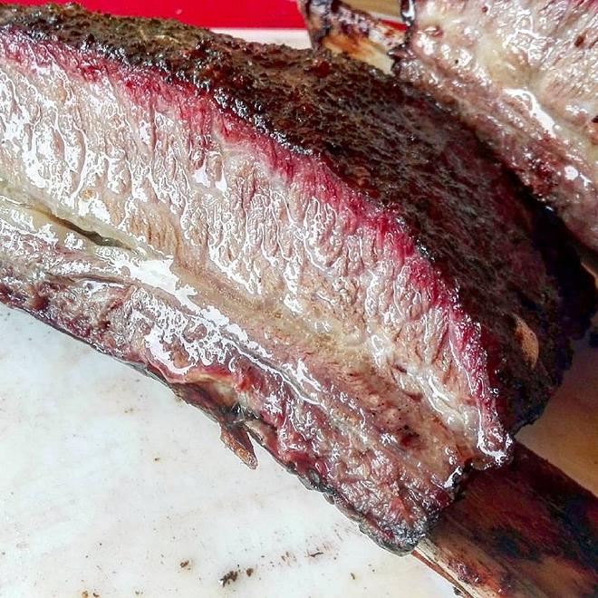 Costine di Manzo braisée au four, viande effiloché et nappe' de onctueuse sauce. Un plat scandaleusement gourmand, a ne pas rater.