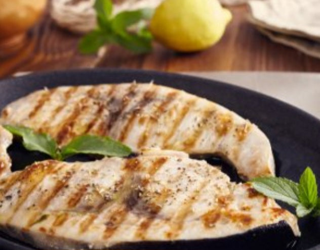 Espadon steack (280-310g) Grillé et parfumé avec huile d'olive extra vierge et persil