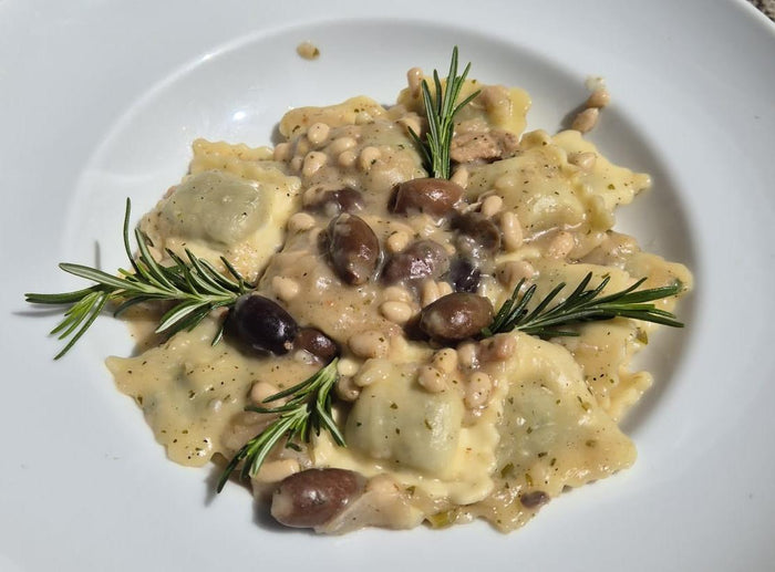 Ravioli farcie à la Borragine, en sauce de Lapin, avec Pignons de Pin et Olives Taggiasche. Plat typique de la cuisine populaire de Liguria.