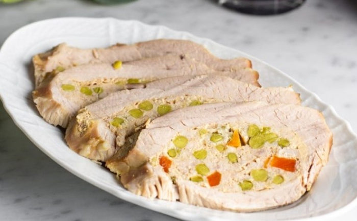 La Cima alla Ligure, est un plat traditionnel. Il s'agit d'un roulé de viande de veau & cochon, farci avec une délicieuse combinaison de viande hachée, ris (ou cervelle), lard, mie de pain, fromage râpé, œufs, bettes, marjolaine, noix de musca