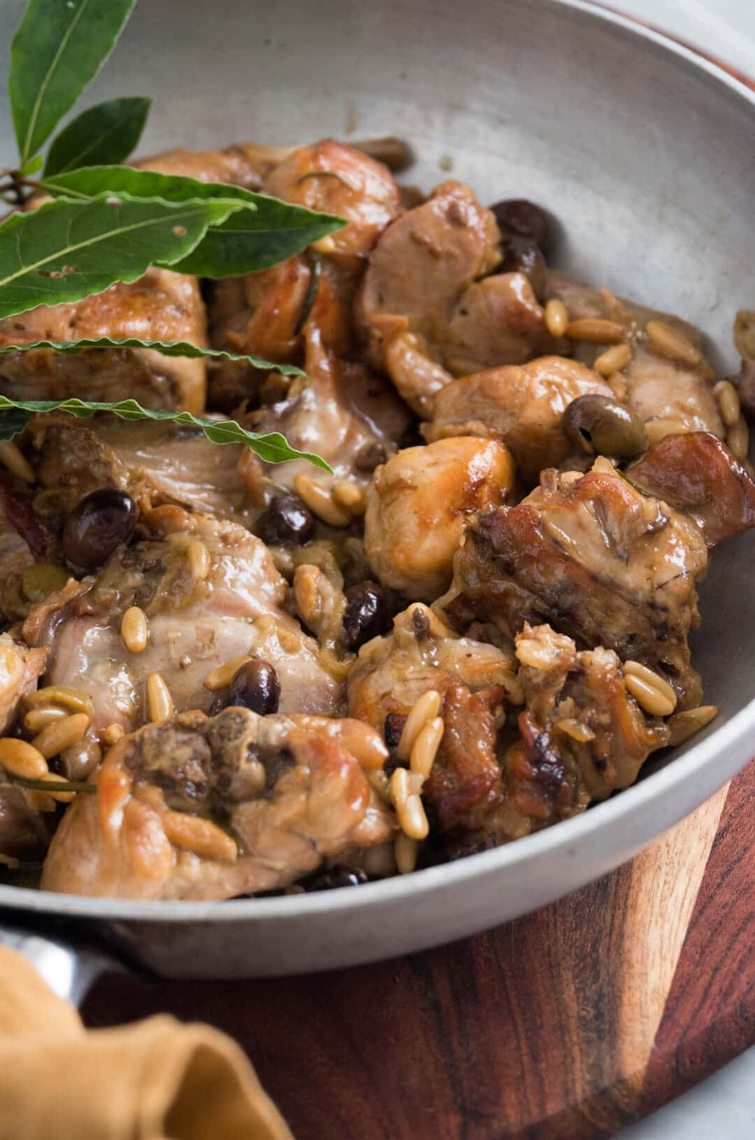 Lapin à la Ligure, préparé selon la recette traditionnelle avec Pignons de Pin et Olives Taggiasche