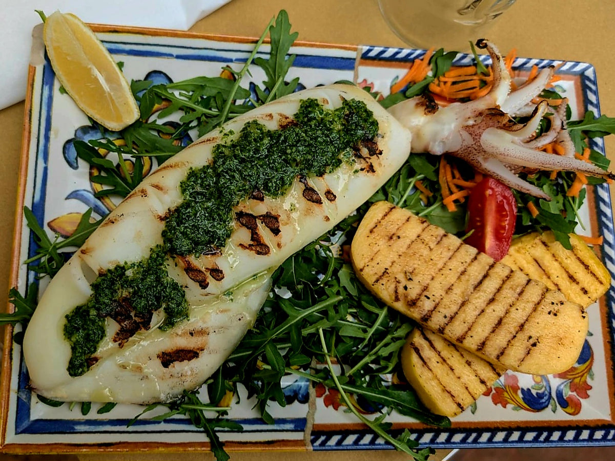 Grand Calamar (350g) Grillé à la fonte, bien badigeonné avec Ail,Persil,Huile d'Olive Extra Vierge. Avec Polenta grillé.
