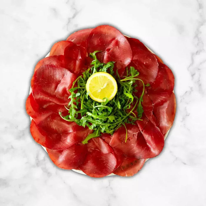 "Punta d'Anca" bresaola non affiné de Bœuf, délicatement fumé, garni avec Rouquette et ptit Tomates Datterino