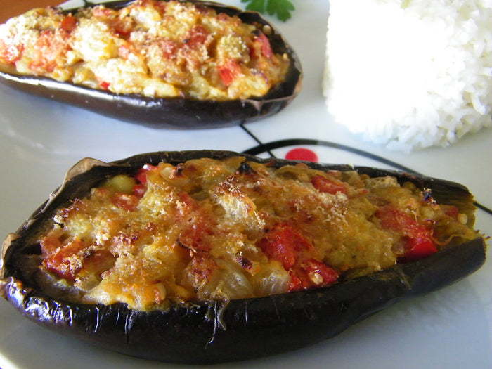 Aubergine(1/2) farcie et Gratinée, selon la recette traditionnelle de l'île de Menorca, soignéesement exécute par Tâta Donatella, succulent! (100% végétarien)