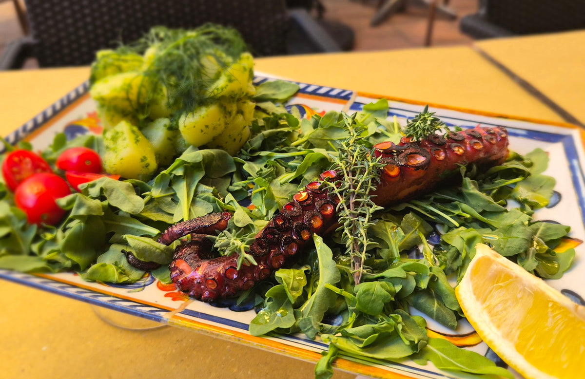 Tentacules (2) de Poulpe (300g) Grillé, parfumé avec huile d'olive extra vierge et persil. Délicieus !