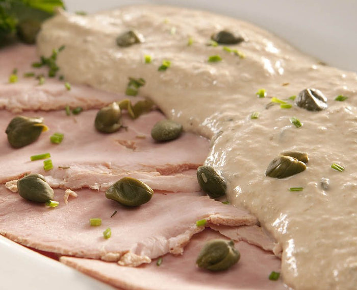 Vitello Tonnato ,noble rôti de Girello de veau, servi froid,nappe' d'onctueuse mayonnaise au thon